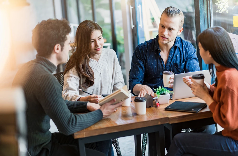 As etiquetas emborrachadas se destacam pela alta durabilidade e resistência ao desgaste, com visual moderno, tridimensional e acabamento robusto. Ideais para marcas que querem identidade forte, esportiva e resistente.